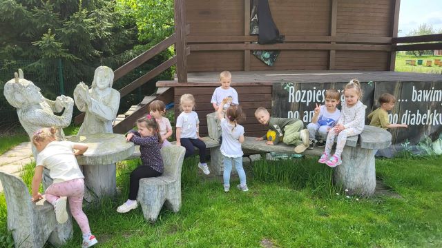 dzieci przy aniolach