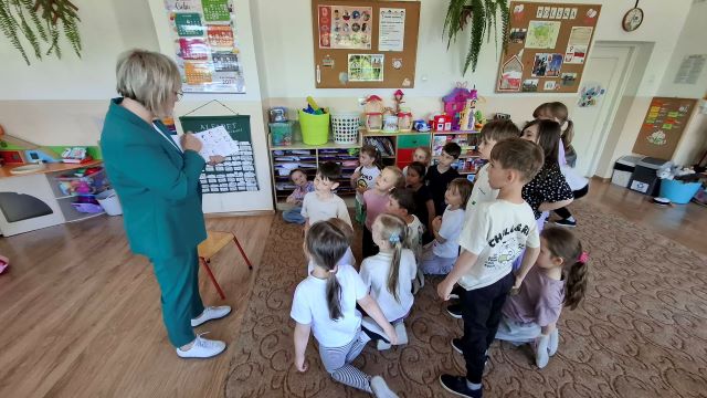 pani dyrektor czyta ksiazke