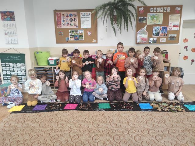 dzieci i sciezka sensoryczna