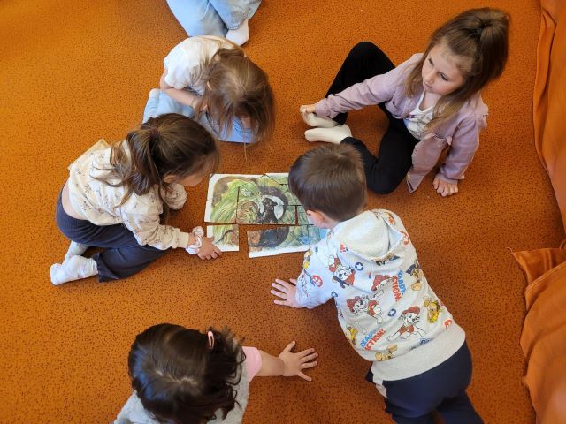 dzieci ukladaja puzzle