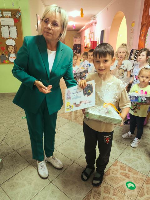chlopiec pokazuje dyplom