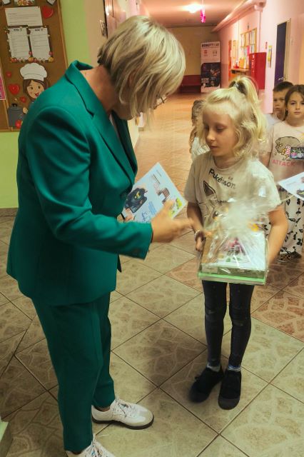 dzieczynka otrzymuje nagrode z rak dyrektora