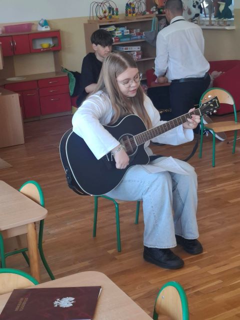 dziewczyna trzyma gitare