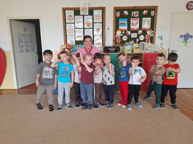 chłopcy stoja z apnia makijazystka