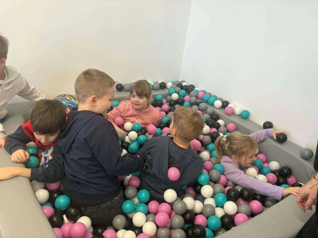 dzieci bawia sie w kulkach