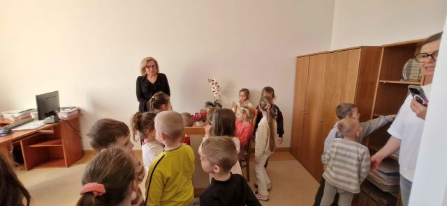 dzieci w gabinecie pani dyrektor poradni