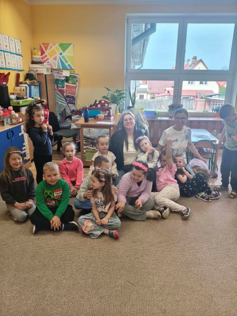 dzieci z paniami z pordni