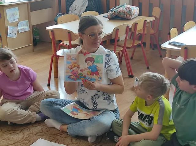 pani pokazuje obrazek