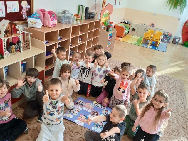 dzieci rozmawiaja o prawach dziecka