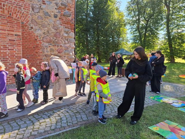 dzieci stoja kolo baszty