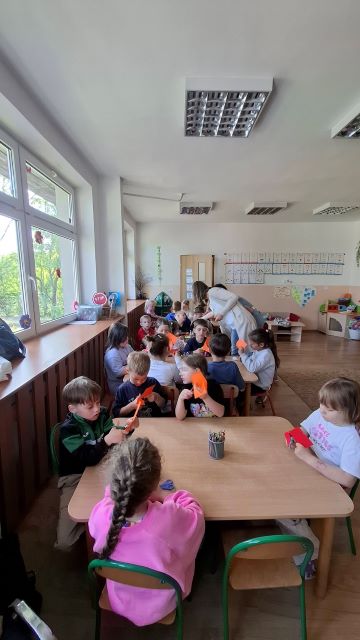 dzieci wycinaja nozyczkami