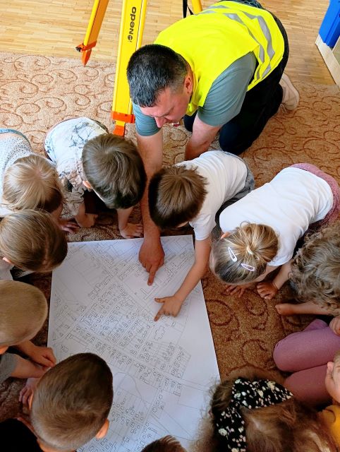 dzieci ogladaja projekt