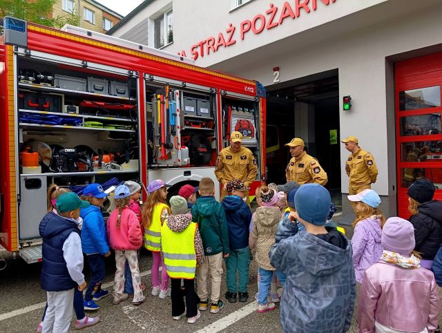 dzieci ogladaja co jest w samochdzie strazackim