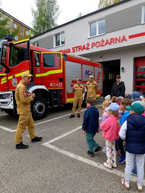 dzieci ogladaja samochowd strazacki