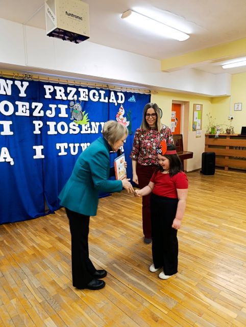 pani dyrektor gratuluje wystepow