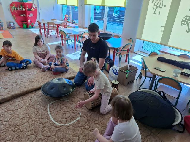 dziewczynka siedzi na instrumencie