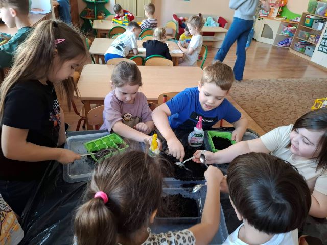 dzieci sadza cebulke