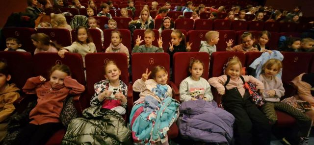 dzieci na spektaklu o emocjach