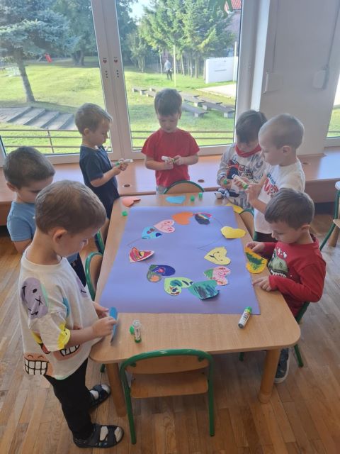 maki robia plakat na tydzien budowania relacji