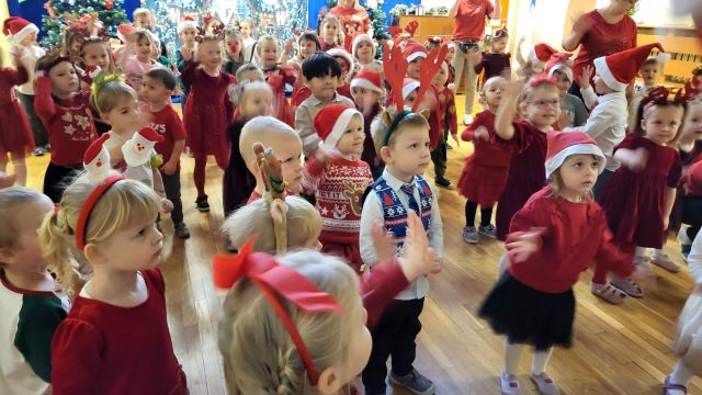 maluchy na zabawie mikolajkowej