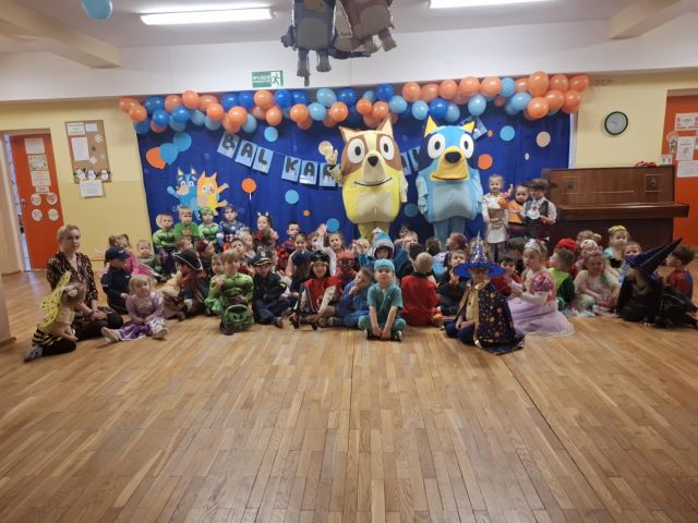 maluchy z bluey i bingo