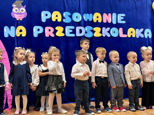 przedszkolaki rozwiazuja zadania na pasowaniu