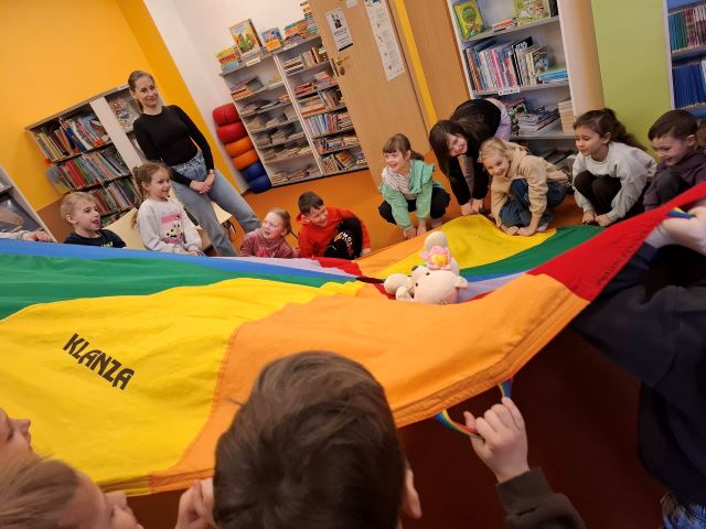 sloneczniki bawia sie w bibliotece